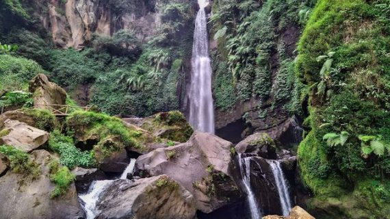 Menempa Karakter di Alam Batu
