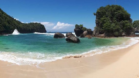 Pantai Batu Pecah Malang, Hidden Gem yang Cocok Buat Kamu yang Suka Suasana Tenang