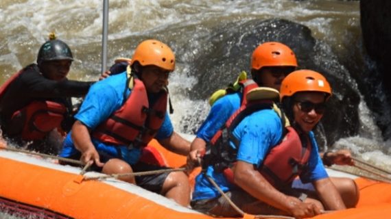 Perbedaan Rafting dan Tebing: Mengenal Dua Aktivitas Petualangan yang Berbeda